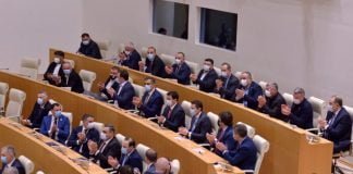 გოგი მეშველიანი კახა კუჭავას პარლამენტის თავმჯდომარედ არჩევას ულოცავს
