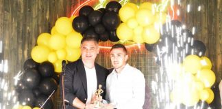 დავით შერაზადიშვილი ბოლნისელ სპორტსმენს გურამ გიორბელიძეს წლის საუკეთესო დებიუტანტ ფეხბურთელად დასახელებას ულოცავს