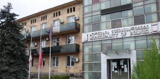 გლოვის დღესთან დაკავშირებით, ბოლნისის მუნიციპალიტეტის მერიის შენობასთან სახელმწიფო დროშები დაეშვა