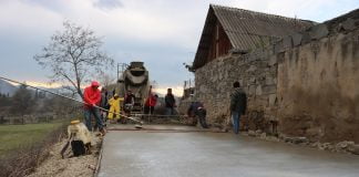 სოფელ ძველ ქვეშში ბეტონის გზის მოწყობის სამუშაოები მიმდინარეობს
