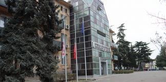 ბოლნისის მუნიციპალიტეტის ადმინისტრაციული შენობის წინ დროშები დაეშვა