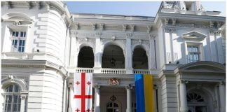 პრეზიდენტის სასახლეზე უკრაინისა და საქართველოს სახელმწიფო დროშები გადმოფინეს