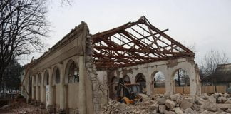 Bolnisi parkında keçmiş kino klubunun köhnəlmiş binası sökülür