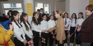 აშშ-ს ელჩი ნახიდურის სკოლას სტმრობდა