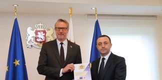 საქართველოს პრემიერ-მინისტრმა ევროკავშირის წარმომადგენლობის ხელმძღვანელს კარლ ჰარცელს ევროკომისიის კითხვარის პირველი ნაწილი გადასცა