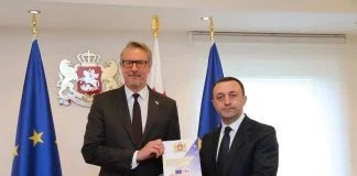 საქართველოს პრემიერ-მინისტრმა ევროკავშირის წარმომადგენლობის ხელმძღვანელს კარლ ჰარცელს ევროკომისიის კითხვარის პირველი ნაწილი გადასცა