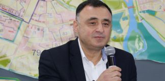 გოგი მეშველიანი მე-12 კლასელებს სკოლის დამთავრებას ულოცავს