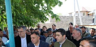 გოგი მეშველიანი, შალვა პაპუაშვილთან და კოლეგებთან ერთად , სოფელ ნახიდურში მოსახლეობას შეხვდა