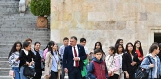 გოგი მეშველიანმა პარლამენტში მოსწავლეებს უმასპინძლა