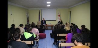 სკოლა „დავითიანის“ მოსწავლეებმა გოგი მეშველიანს არაფორმალურ გარემოში უმასპინძლეს