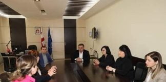 “CARE Caucasus” qeyri-hökumət təşkilatının yerli tərəfdaşları Davit Şerazadişvilini “Qadın Gücü, Qadın Gələcəyi” layihəsinin məqsədləri ilə tanış ediblər