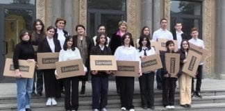 Bütün bələdiyyə üzrə qırx altı əlaçı şagirdə fərdi kompüterlər verilmişdir