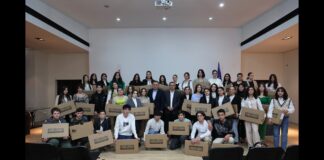 წარმატებულმა მოსწავლეებმა პორტაბელური კომპიუტერები მიიღეს