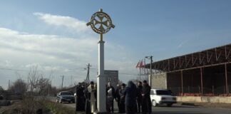 ბოლნისის ეპარქიის შემოსასვლელთან ჯვარი აღიმართა