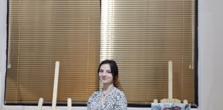 „ფუნჯებისა და წიგნების შერწყმა“ – ხატვის მოყვარული სტუდენტი