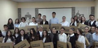 ბოლნისის მუნიციპალიტეტში 38 წარჩინებულ მოსწავლეს კომპიუტერები გადაეცათ