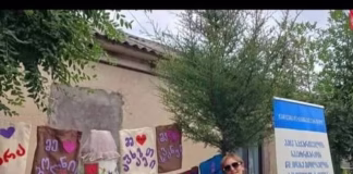 სამუშაო პროცესში ხარისხს და კონტრასტულ ფერებს ანიჭებს უპირატესობას