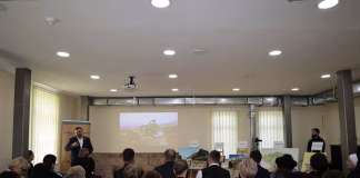 Bolnisi Mədəniyyət Mərkəzinin direktoru Soso Kopaleişvili 6 illik fəaliyyət hesabatını təqdim edərək yerli hökumət