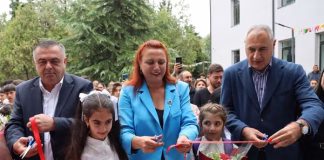 David Şerazadişvili Bolnisi bələdiyyəsində yeni məktəbin açılışında iştirak edib