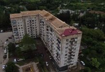 Çoxmənzilli yaşayış binalarının zədələnmiş dam örtüklərinin bərpası işləri davam edir