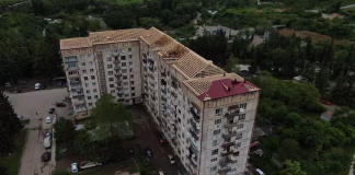 Çoxmənzilli yaşayış binalarının zədələnmiş dam örtüklərinin bərpası işləri davam edir