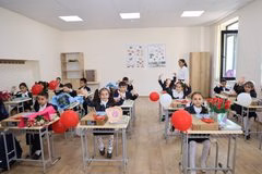 Gürcüstanda yeni tədris ili yeniliklərlə başladı. Təhsil sistemində davam edən dəyişikliklər və yenilənmiş yanaşmalar fonunda şagirdlər bu gün ölkə daxilində təhsillərini bərpa etdilər